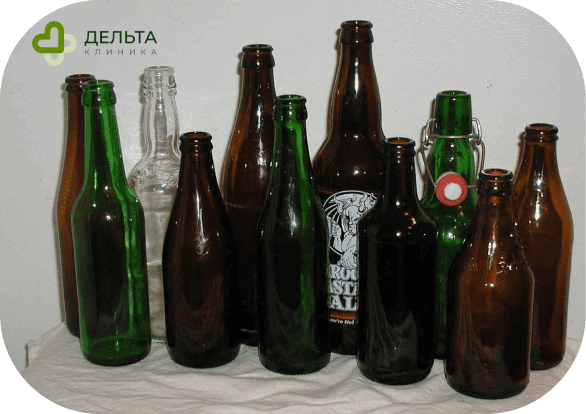 Много пустых бутылок из под алкоголя